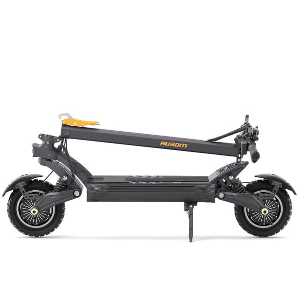 Elektrická koloběžka Ausom F1 Max složená do kompaktního tvaru na bílém pozadí, boční pohled.