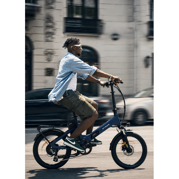 Cyklista jedoucí na tmavě modrém skládacím elektrokole ENGWE ve městě
