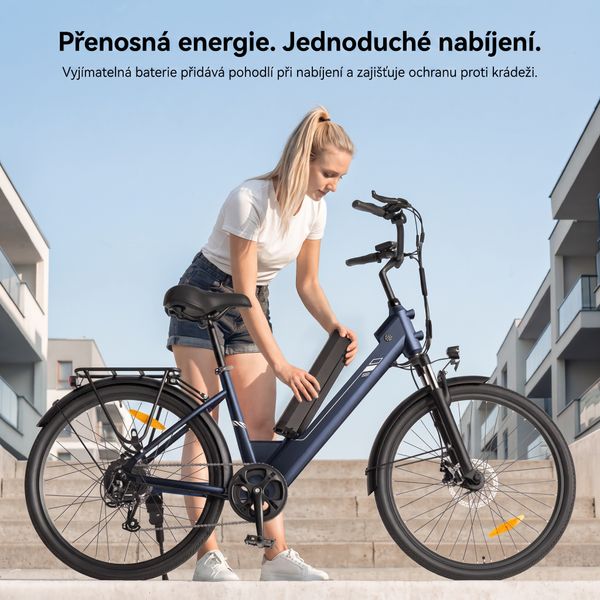 Osoba vkládá vyjímatelnou baterii do rámu tmavomodrého elektrokola