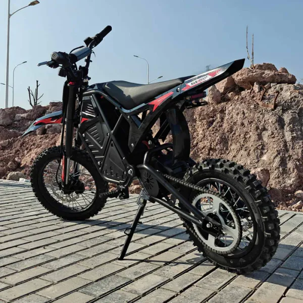 Nanrobot GT-R venku na dlážděné ploše s terénním vzorkem a nápisem NANROBOT