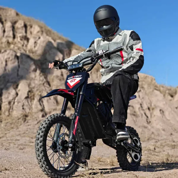 Nanrobot GT-R s viditelným motorem, baterií a terénními pneumatikami v písečném prostředí