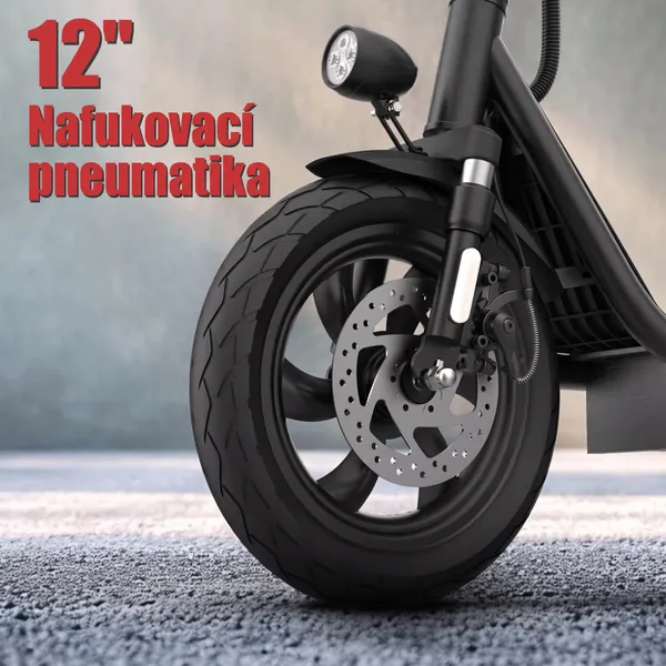 Detail předního kola s 12palcovou nafukovací pneumatikou a kotoučovou brzdou