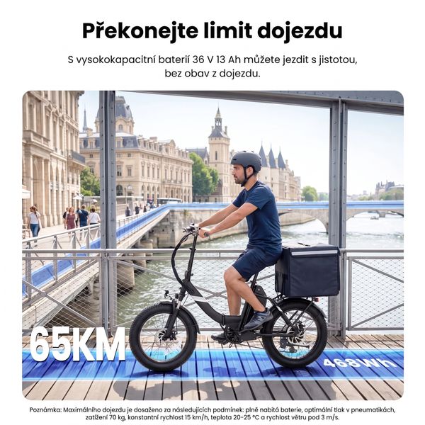 Jezdec na elektrokole ve městě s označením dojezdu 65 km a podmínkami měření