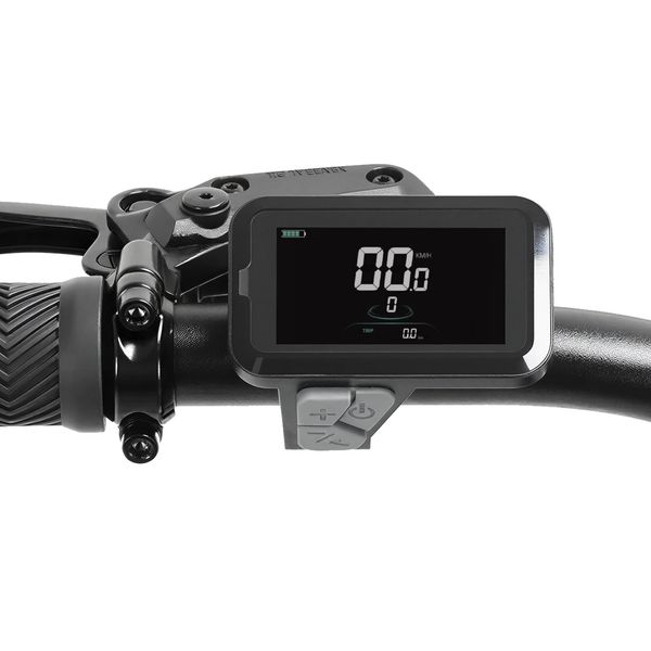 Detail černých řídítek s LCD displejem zobrazujícím rychlost a stav baterie
