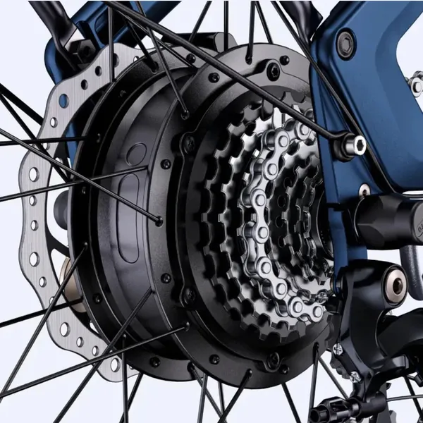Detail zadního kola elektrokola s nábojovým motorem, kotoučovou brzdou, řetězem a kazetou